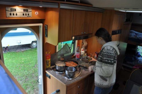 Le compartiment de la cuisine est souvent situé à côté de la porte