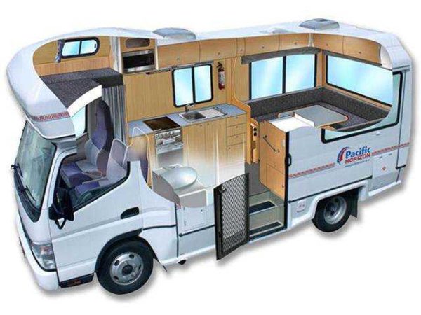 La camionnette de voyage peut avoir différents garnitures et équipements