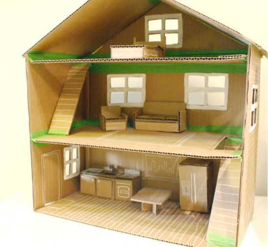 Une maison pour Barbie ou d'autres poupées pas très grandes peut être en carton