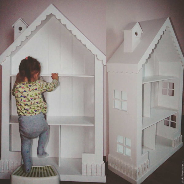 La maison en aggloméré peut supporter le poids de l'enfant