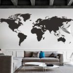 Pour le style minimalisme, il existe également des options pour décorer les murs avec une carte géographique