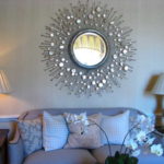 Un cadre inhabituel transforme un miroir ordinaire en un objet décoratif