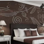 À partir d'un ensemble de petits miroirs ronds sur une base auto-adhésive, vous pouvez créer n'importe quel motif sur le mur