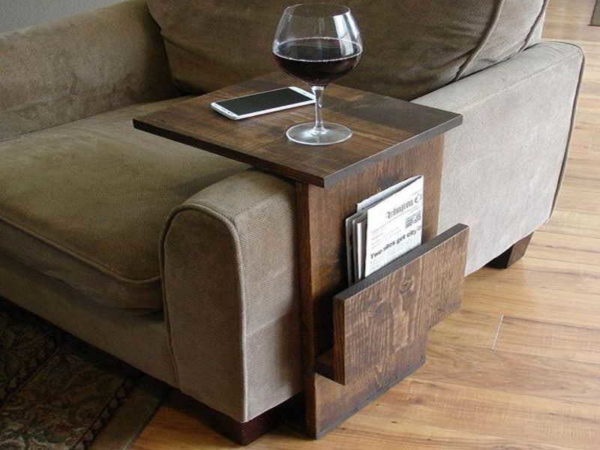 Une chose très pratique. Support pour une chaise ou un canapé pour une tasse, verre