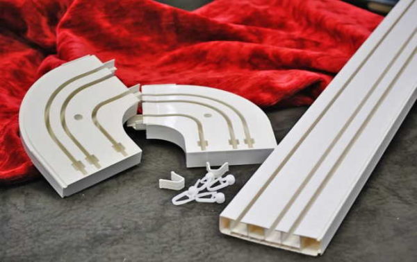 Quelque chose comme ça ressemble à un profilé de plafond en plastique préfabriqué