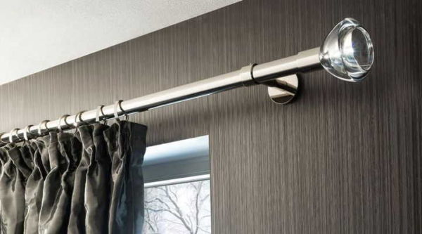 Eaves de tuyaux - une manière traditionnelle de décorer une fenêtre