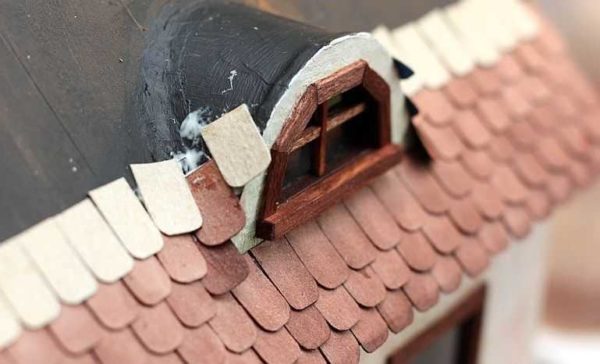 Nous fabriquons des carreaux à partir de morceaux de carton peints