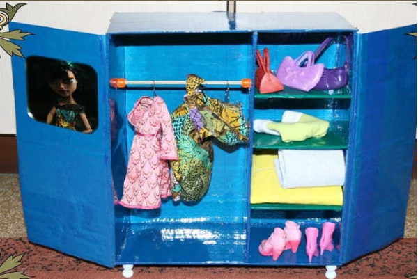 L'une des options pour les meubles faits maison pour poupées est une armoire
