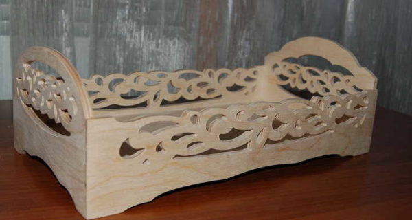 Lit de poupée en bois sculpté