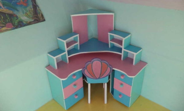 Bureau d'angle pour une poupée ... tout est comme réel