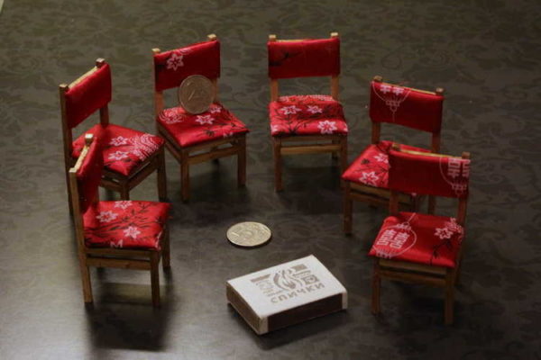 Chaises pour jouer avec des poupées