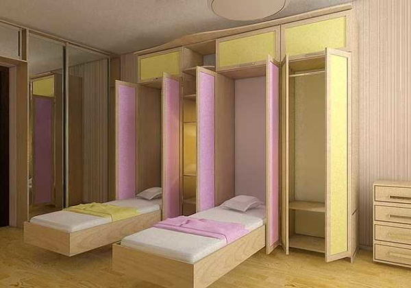 La tête de lit est bloquée par des portes ouvertes ... inconfortable