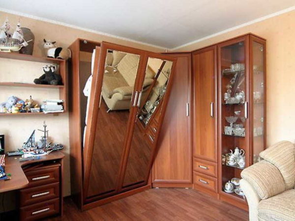 Le lit peut être encastré dans un mur de meuble avec une armoire d'angle