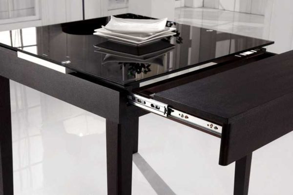 Les tables pliantes sont pratiques dans n'importe quelle cuisine, en particulier dans un petit