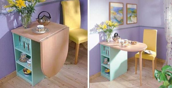 Table pliante pour une petite cuisine attachée à une armoire