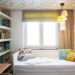 Store romain à l'intérieur d'une chambre d'enfants pour une fille