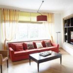 Stores romains et tulle dans un intérieur moderne