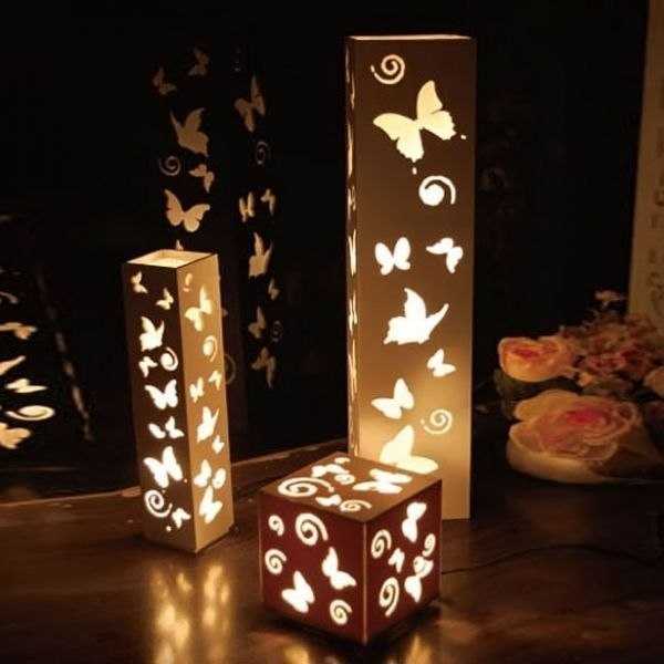 Faites des trous bouclés dans du plastique fin - un bel abat-jour pour une lampe de nuit est prêt. S'ennuyer - vous pouvez en faire un autre