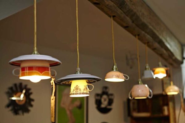 Vous ne pouvez pas imaginer mieux: des nuances pour un lustre dans la cuisine à partir de tasses