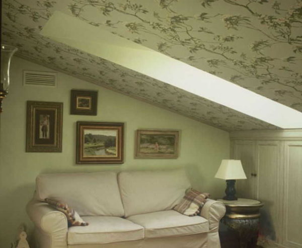 Dans le grenier, c'est l'inverse - sur le plafond, le papier peint et les murs peints lisses