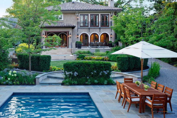 Aménagement paysager de la cour d'une maison privée avec piscine près de la porte