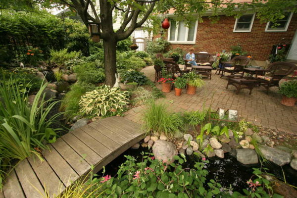 Le ruisseau est décoré dans un style proche de la nature naturelle