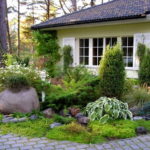 C'est déjà toute une composition devant une maison de pierres et de plantes.