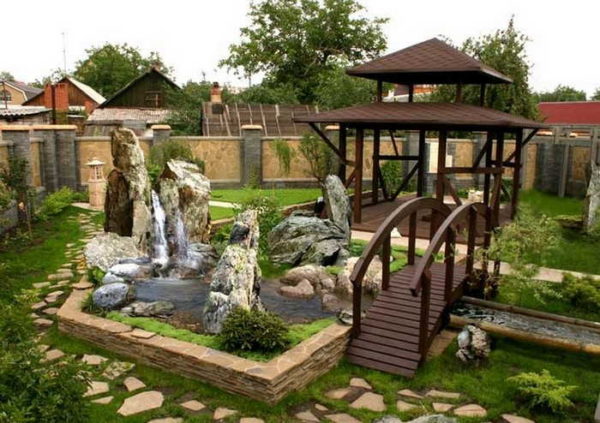 La cour d'une maison privée avec une fontaine et un ruisseau - élégante et belle