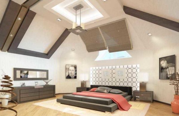 Style moderne. Les poutres et les éléments décoratifs soulignent la forme inhabituelle
