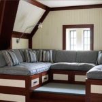 Ce type de décoration de plafond - avec des passepoils contrastés - convient aux pièces spacieuses. Dans les petits, il mangera du volume