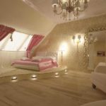 Dans la chambre, il est préférable de décorer les fenêtres avec des rideaux