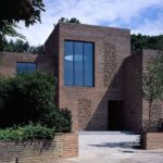 Design laconique, formes strictes: photo d'une maison en brique dans un style minimaliste