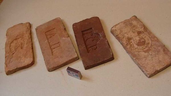 Un exemple de briques sciées ... mais ce sont deux belles pièces
