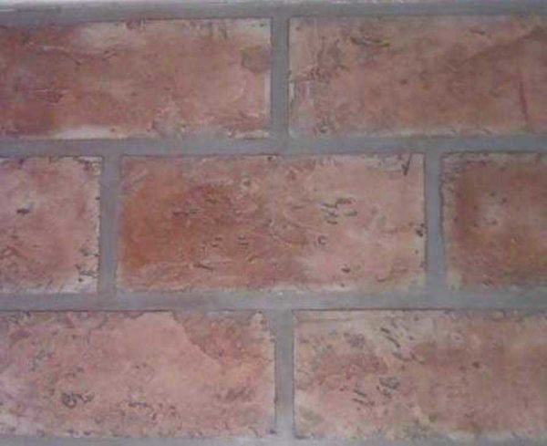Cela ressemble à un mélange de plâtre texturé simple et de rouleau. Une imitation assez plausible de la brique pour la décoration intérieure