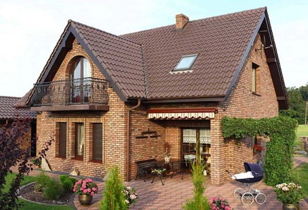 Photo d'une maison en brique avec un plancher de grenier