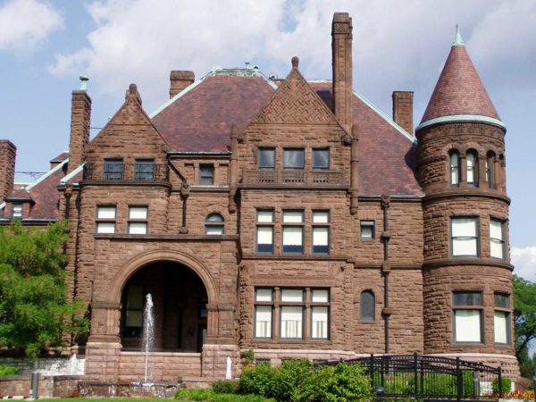 Cette maison en brique a presque 150 ans et il existe de nombreuses structures de cet âge
