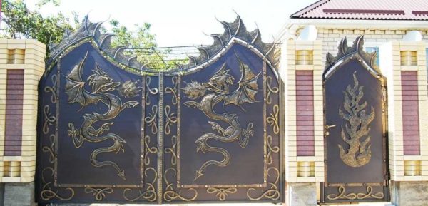 De toute évidence, quelqu'un aime les histoires de dragon