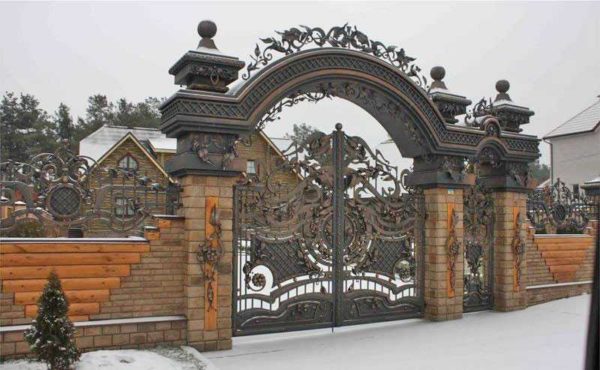 Et la porte elle-même, et la clôture, les piliers et l'arche de la porte - tout est très, très beau