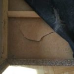 Une telle rupture du canapé est également courante: le panneau de fibres de bois sur le cadre est cassé