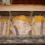 Il existe également de tels canapés - avec des serpents à ressort, qui sont attachés au cadre et donnent de l'élasticité au matelas en mousse posé sur le dessus.