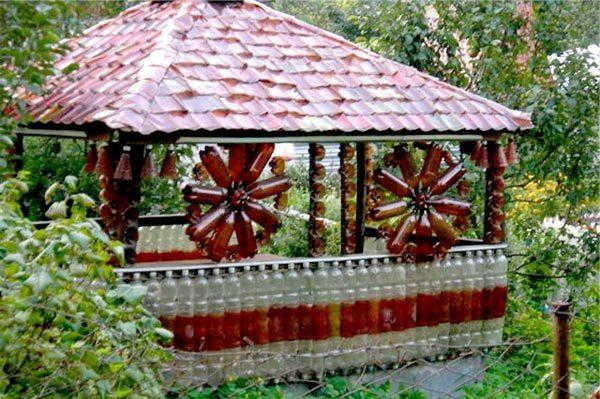 Un gazebo fait de bouteilles en plastique a l'air bien