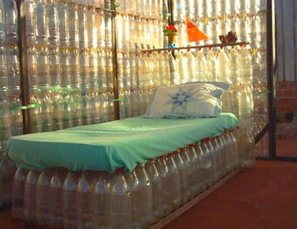 Un lit fait de bouteilles en plastique ... il faut un bon matelas et le sommier n'est pas trop difficile à faire