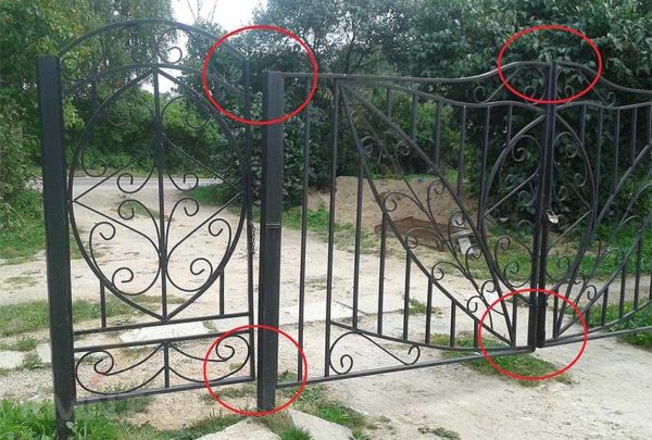 Les piliers ont mené. S'il y a des cavaliers en haut et en bas (dans ce cas, vous pouvez faire une arche en haut), la probabilité d'une telle nuisance sera beaucoup réduite