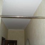 Dans une porte ou dans un couloir étroit
