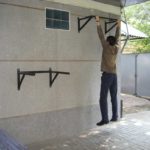 Deux petites barres murales: une pour les tractions, une pour le banc et les cornières