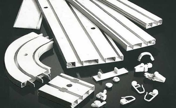 Dans les pneus larges, il est préférable de placer les fixations sur deux rangées et de les disposer en damier