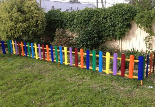 Pour les petites clôtures, vous pouvez trouver des produits de qualité inférieure dans les entrepôts ou chez les fabricants