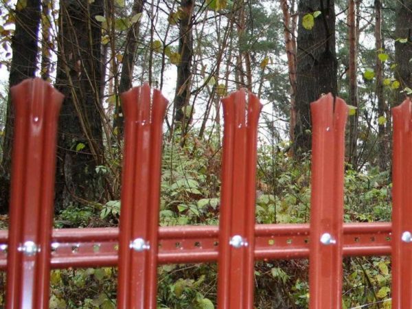 C'est plus rapide à monter, mais il s'agit d'une clôture purement décorative.