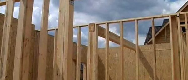 Dans une maison, le cadre peut être fabriqué à partir de panneaux SIP