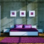 Couleur pourpre dans la chambre de style minimalisme